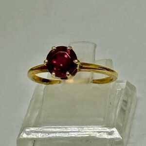 18k yellow Gold Ring with Deep Red Gemstone tourmaline estate fresh gorgeous